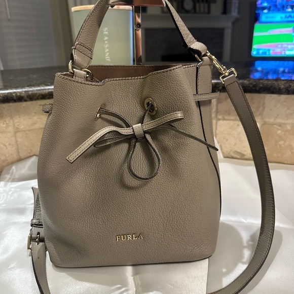 Furla pebbled leather,EUC drawstring closure,gold hardware,strap&dustbag Inc - Picture 1 of 9